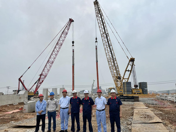 銅基新材料項目電解主廠房首根預制立柱順利吊裝